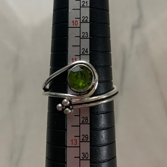 1803 Chic Silver Adjustable Ring with Green Gemstone - Picture 3 of 3